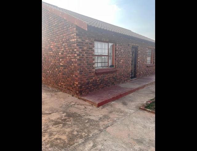 2 BEDROOM HOUSE FOR SALE IN MMABATHO 12